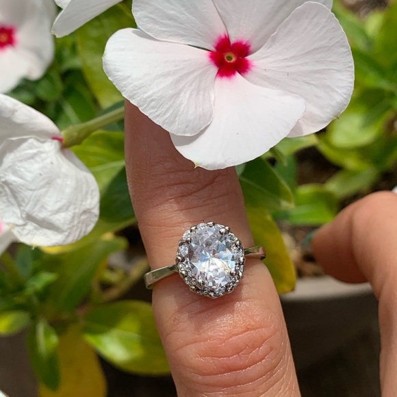 Oval white sapphire cluster ring - Picture 2 of 8
